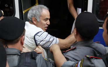 Гари Каспаров отрече да е ухапал полицай