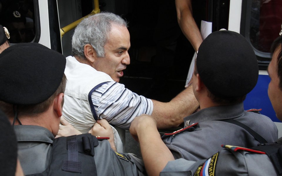 Гари Каспаров отрече да е ухапал полицай