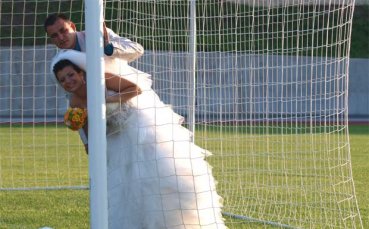 Младоженци си биха дузпи на терена на Лудогорец