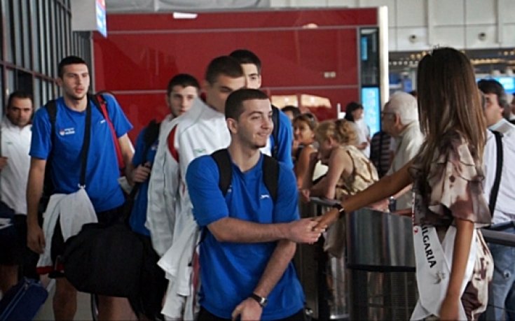 ВИДЕО: Тодор Стойков и Мис Национален отбор посрещнаха юношите