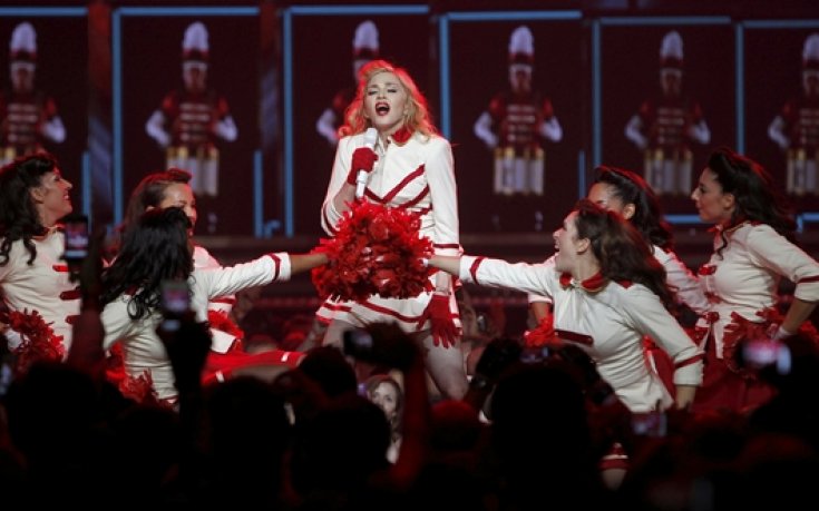 СНИМКИ: Мажоретката Мадона предизвика критична вълна