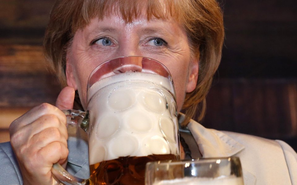 Меркел, Хьонес и Ниербах призоваха немските футболисти: Признайте си, ако сте обратни!