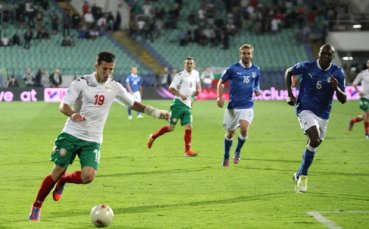 Юнайтед следи двама италиански защитници