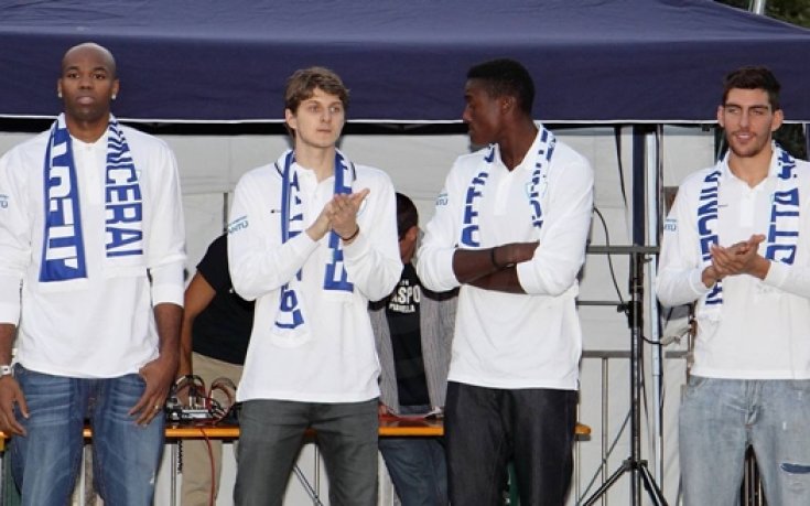 СНИМКИ: Съперникът на Лукойл за място в Евролигата представи отбора