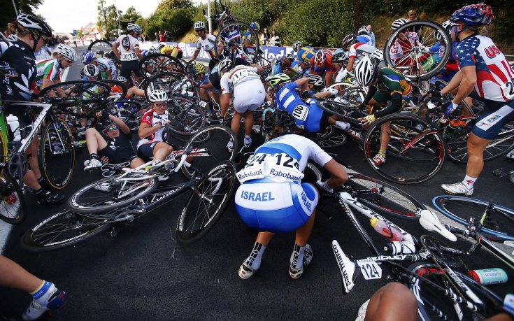 СНИМКИ: Масова катастрофа по време на Световното по колоездене