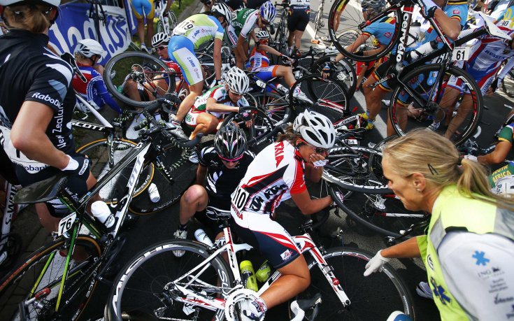 СНИМКИ: Масова катастрофа по време на Световното по колоездене