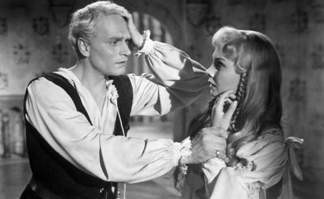 Лорънс Оливие и Джийн Симънс като Хамлет и Офелия в кадър от филмовата версия на "Хамлет" през 1948 г.