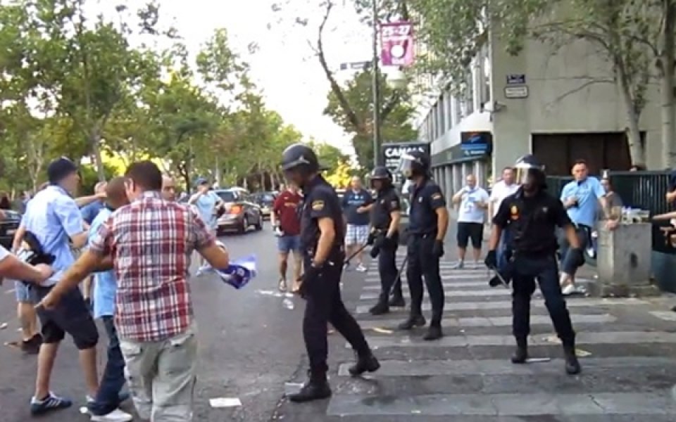 ВИДЕО: Полицаите в Мадрид налагат феновете на Сити
