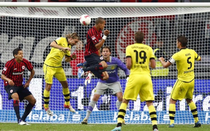 ВИДЕО: Байерн сам на върха в Бундеслигата, Дортмунд затъна срещу Айнтрахт
