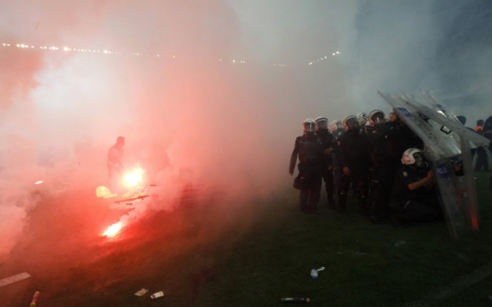 Прекратиха Торпедо - Динамо заради хвърляне на бомбички и димки