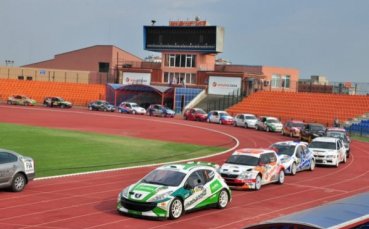 Два турски екипажа катастрофират, Илиев води убедително колоната