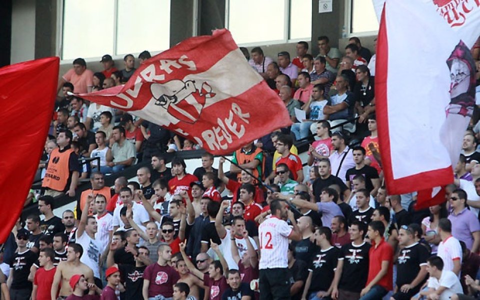 ВИДЕО: Кадри от блокадата на феновете на ЦСКА на магистрала 