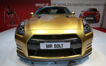 ВИДЕО: Марк Уебър посрещна Болт на летището, тестват нови мощни коли