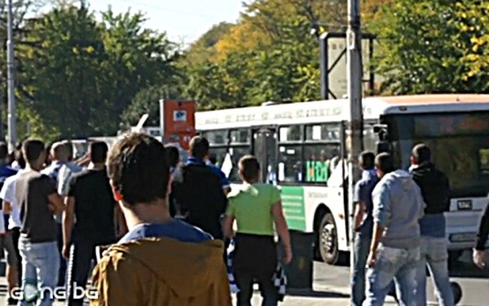 ВИДЕО: Сини фенове нападнаха автобус №72