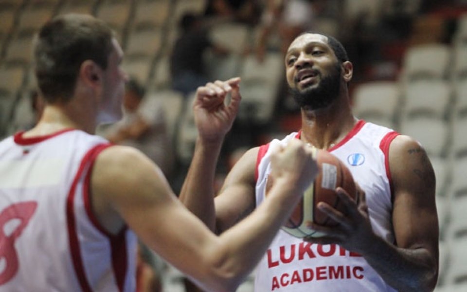 Лукойл вкара 100 за начало на сезона