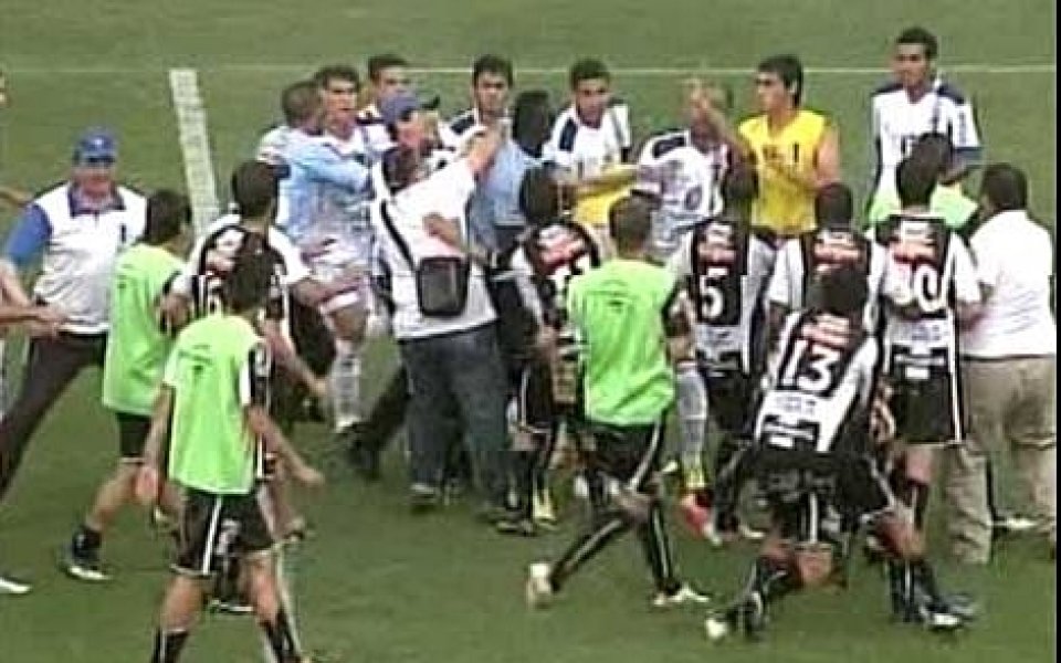 ВИДЕО: Съдия показа 17 червени картона в мач от уругвайското футболно първенство