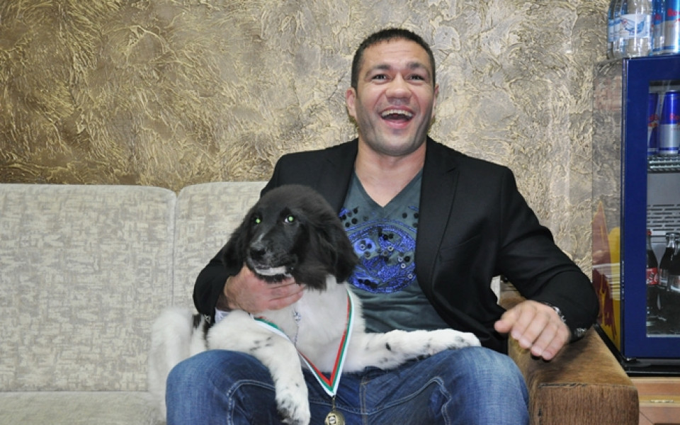 СНИМКИ: Подариха шампионско куче на Кубрат Пулев