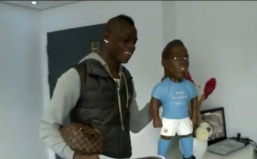 ВИДЕО: Балотели се кефи на марионетка си Марио, главата се клати като кученце