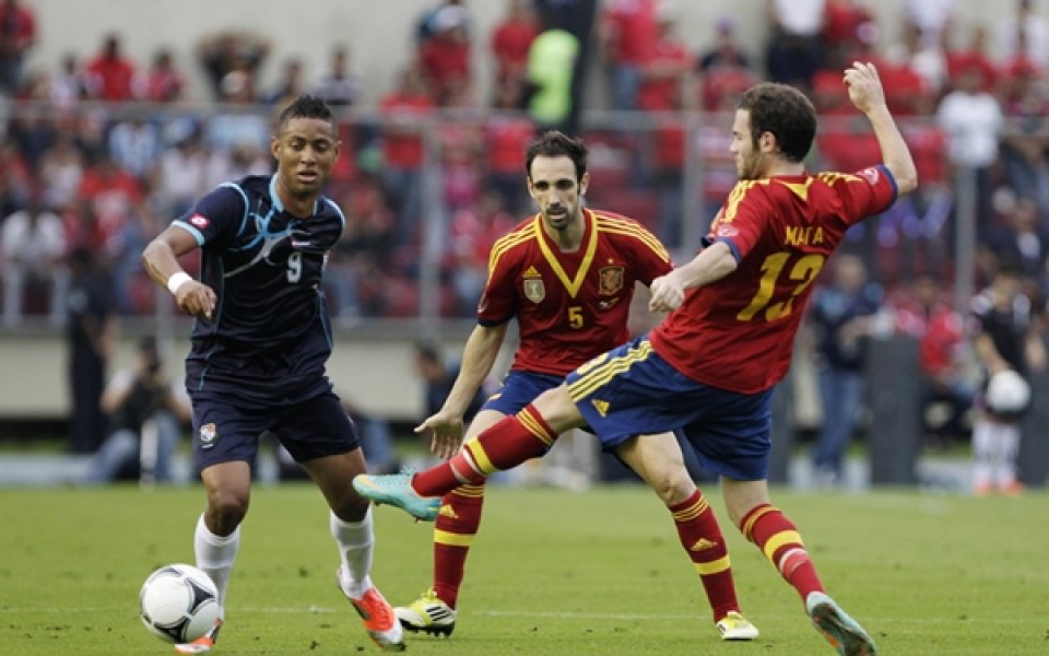 Испания вкара пет на Панама, Сусаета дебютира с гол