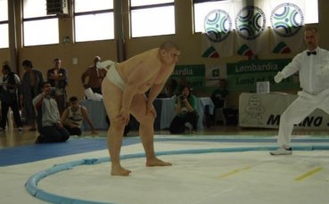 Котоошу загуби, а Аоияма победи в осмия кръг на турнира във Фукуока