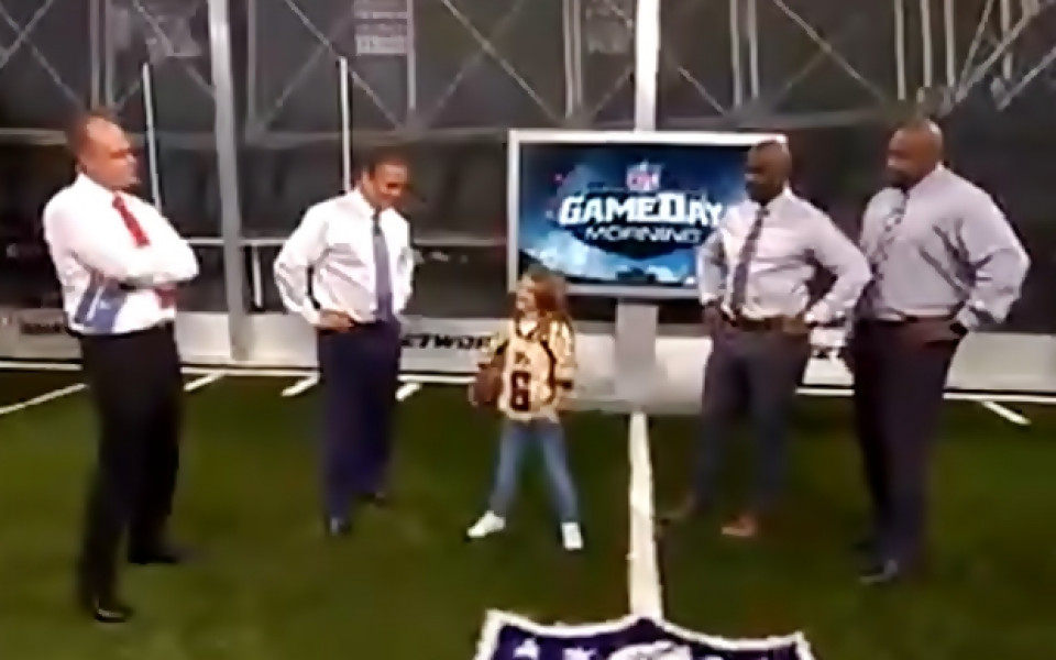 ВИДЕО: 9-годишно момиченце мачка на американски футбол