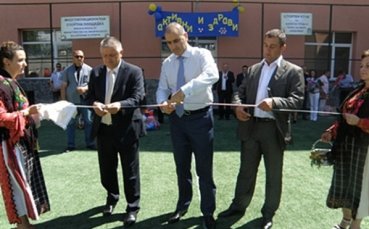 Министър Нейков открива реновирана спортна зала в Перник