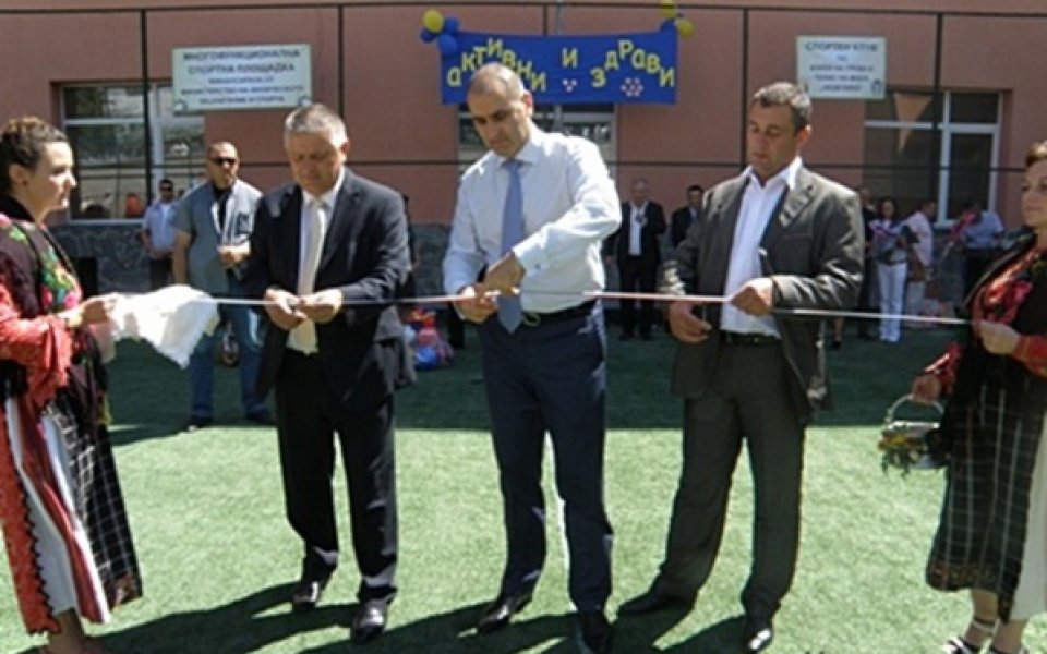 Министър Нейков открива реновирана спортна зала в Перник