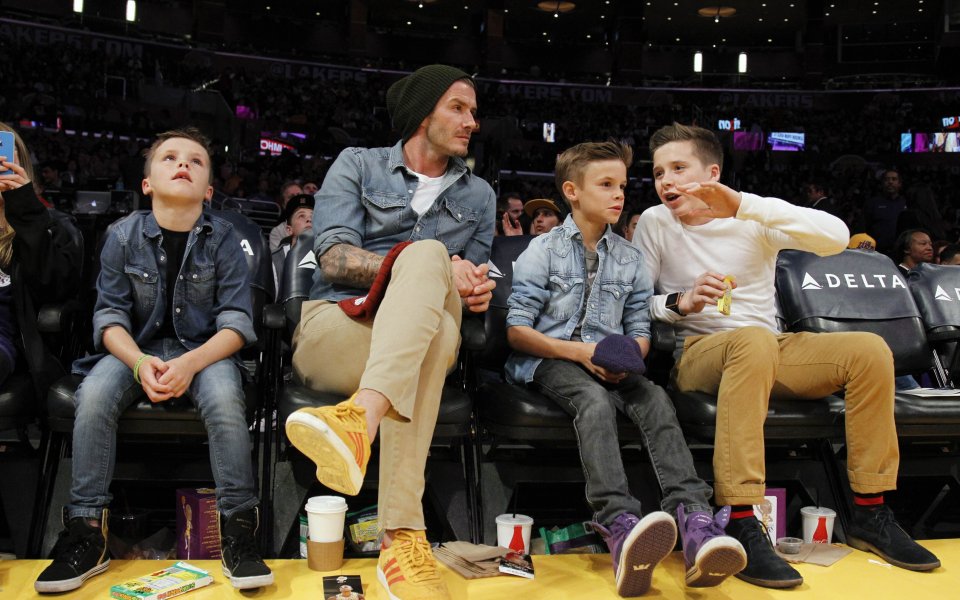 Цялата фамилия Бекъм пристигна в Лондон