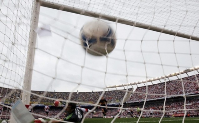 Испанският вратар Карлос Гарсия застава пред мрежата на втородивизионния Струмска