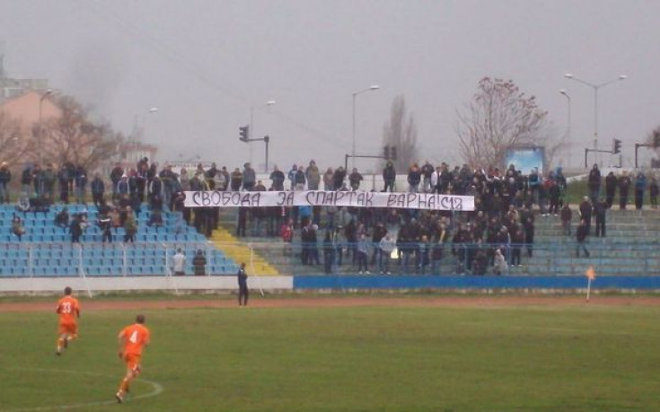 Фенове на Спартак отново протестират пред Община Варна