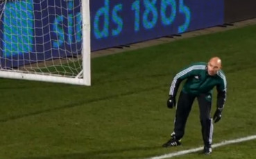 ВИДЕО: Съдията на аутлинията взима работата си много на сериозно, тренира погледа си