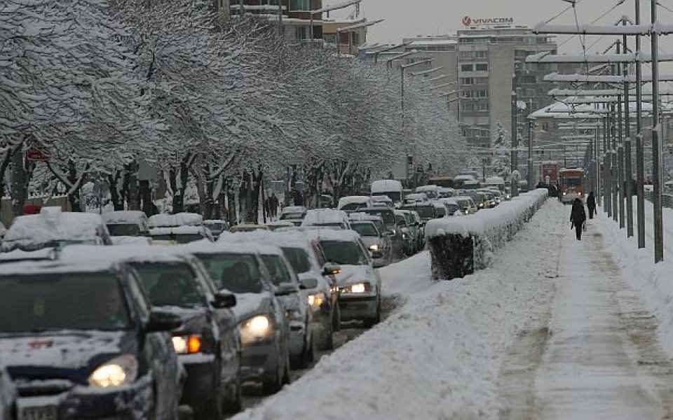 Предупреждават за обилни снеговалежи на места в страната