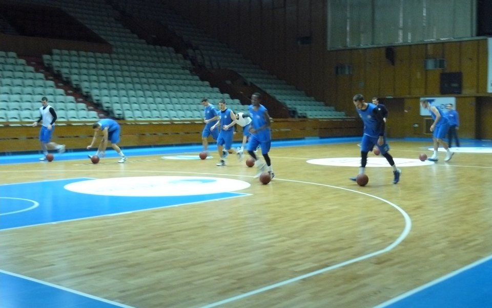 Будучност потренира здраво, след 9 часа път и само пет сън