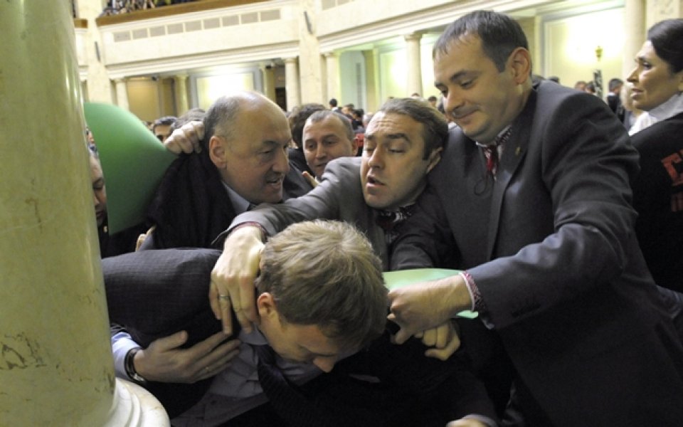 ВИДЕО И СНИМКИ: Жесток бой в украинския парламент, Кличко само стои и гледа