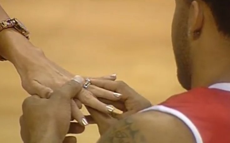 ВИДЕО: Екс-звезда на Лукойл предложи брак по време на италианския Мач на звездите