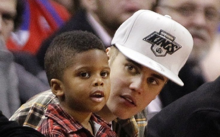 СНИМКИ: От първия ред: Джъстин Бийбър като детегледачка, Риана се гушка с Крис Браун