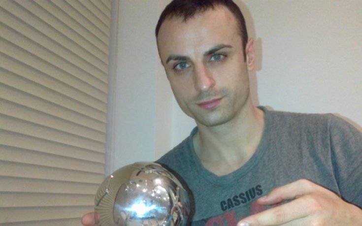 СНИМКА: Бербатов с награда за Играч на мача