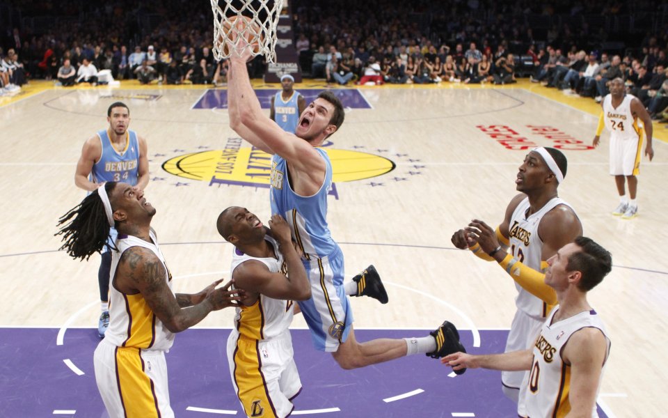 Лейкърс пак се изложи, Шарлът отказа Детройт след продължение