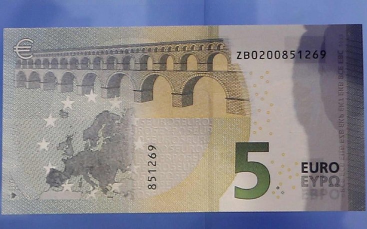 СНИМКИ: Заради България: Новите банкноти от 5 евро с надписи на кирилица