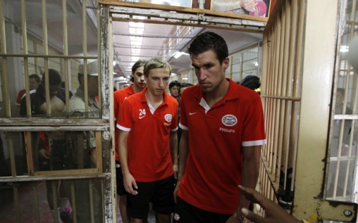 СНИМКИ: Манолев се озова в затвора, заедно с целия отбор на ПСВ