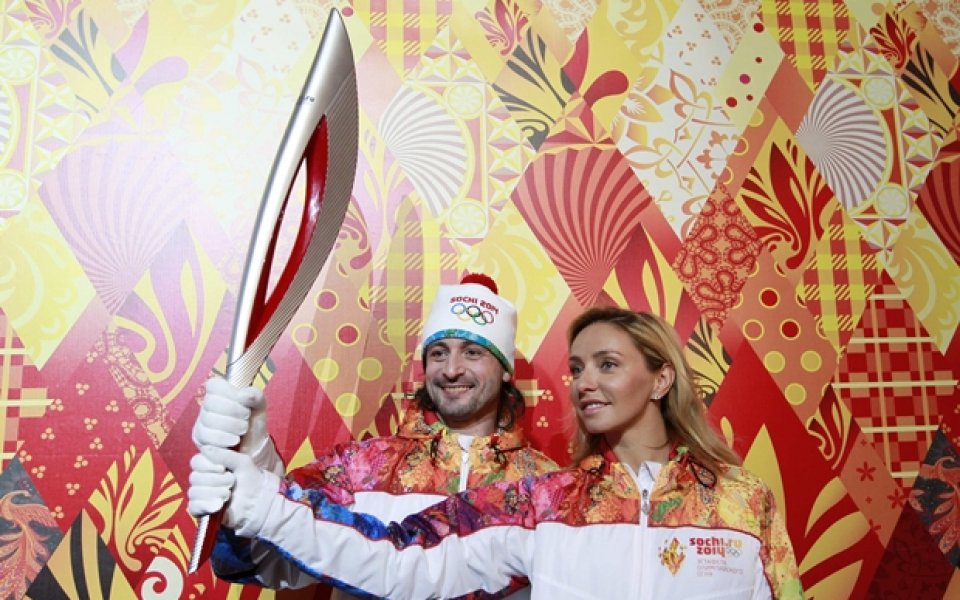 СНИМКИ: Представиха олимпийския факел за Зимната Олимпиада в Сочи