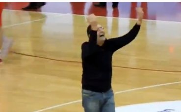 ВИДЕО: Бос отнесе 3 месеца наказание заради среден пръст