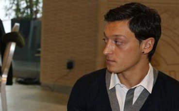 Месут Йозил с восъчна фигура в музея на Мадам Тюсо в Берлин