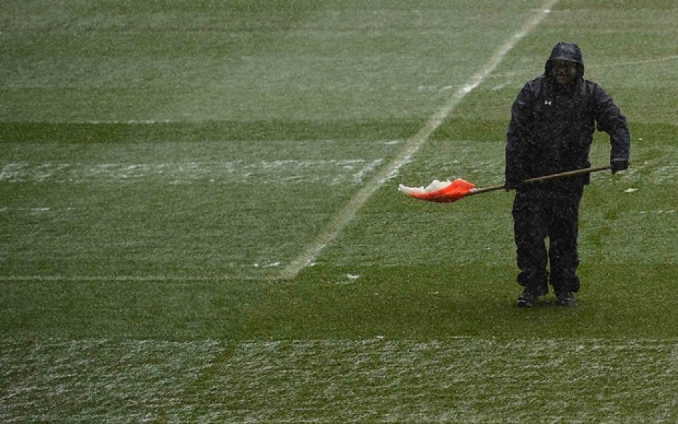 Олдъм търси доброволци за разчистване на снега преди мача с Ливърпул
