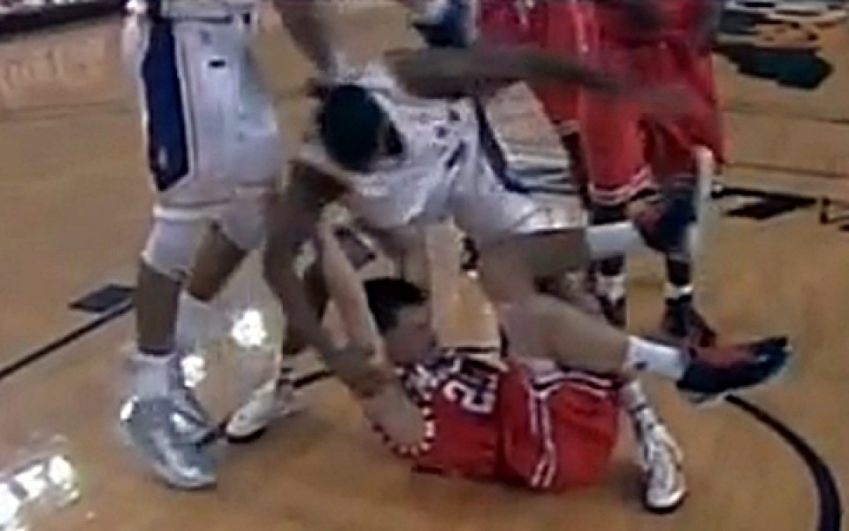 ВИДЕО: Тийнейджър налага с юмруци съперник, докато му забиват на главата