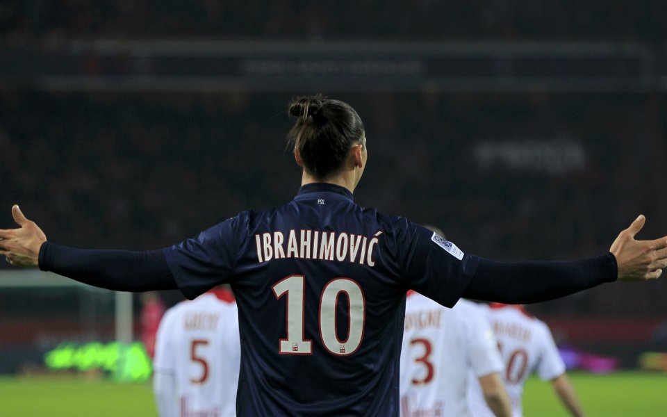 ВИДЕО: Кой успя да мушне топката на Златан?!