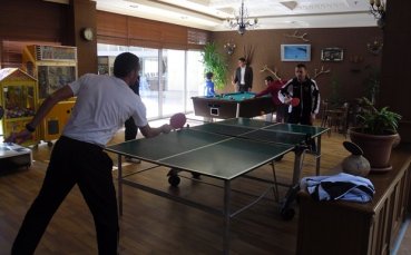 Футболистите на Локо Пд играха тенис на маса през свободното време