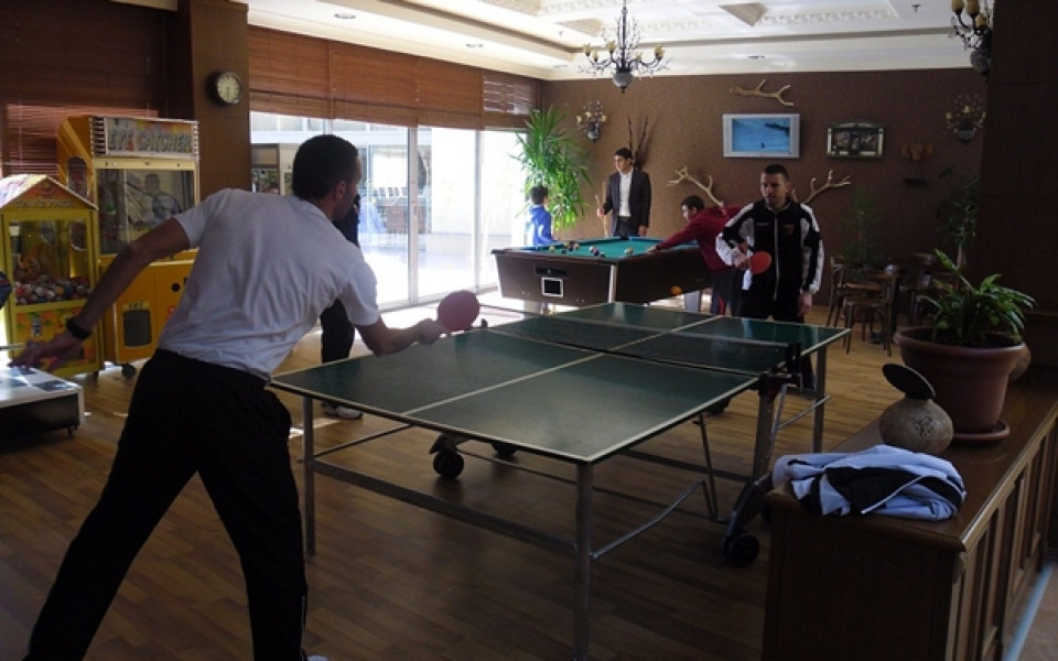 Футболистите на Локо Пд играха тенис на маса през свободното време