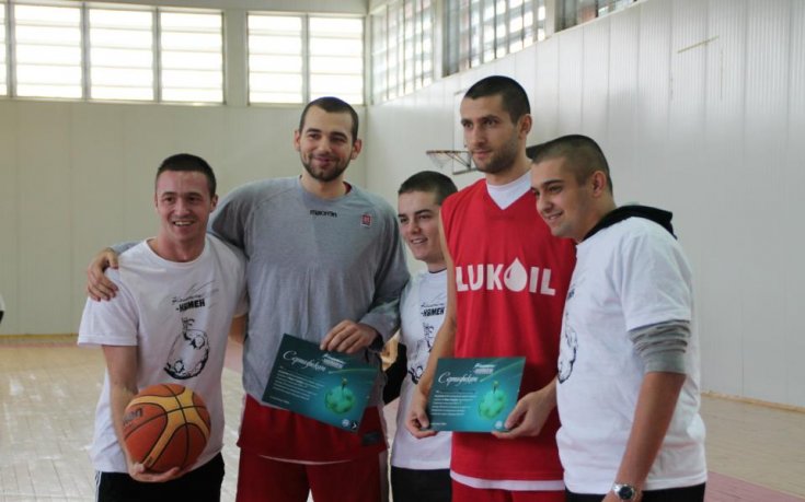 Баскетболисти, съдии, журналисти и студенти спортуваха в подкрепа на Камен