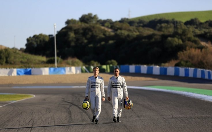 СНИМКИ: Люис Хамилтън представи новия болид на Мерцедес